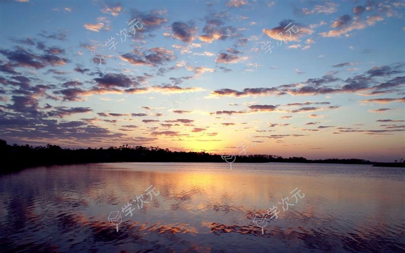 夕阳映射平静湖水